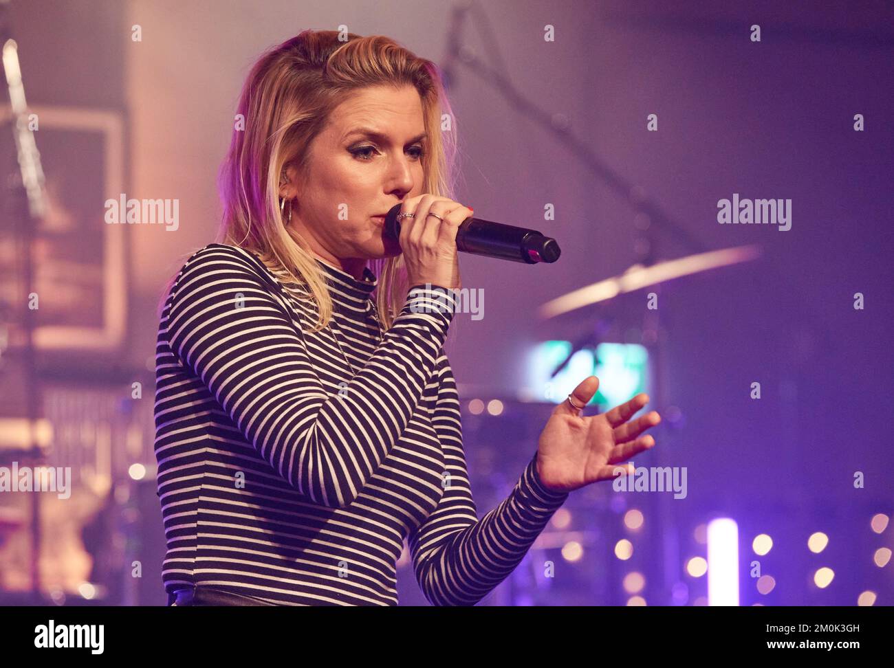 Hamburg, Germany. 06th Dec, 2022. Jeanette Biedermann performs during the X-Mas Special of the initiative 'All Hands On Deck', a live fundraising concert of artists from different genres of the German music scene, on stage at the restaurant 'Bullerei'. Credit: Georg Wendt/dpa/Alamy Live News Stock Photo