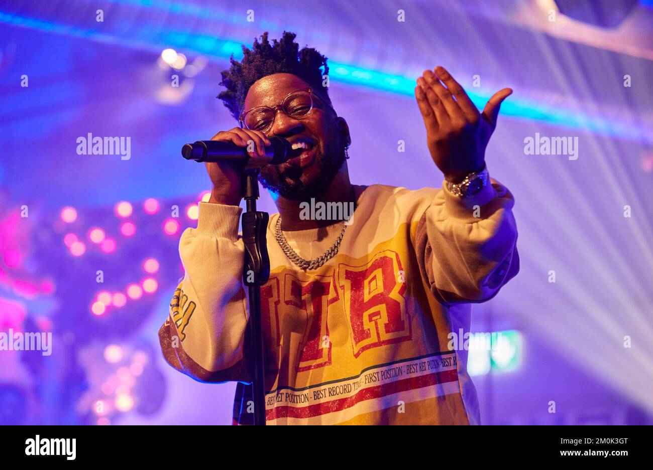 Hamburg, Germany. 07th Dec, 2022. Kelvin Jones performs during the X-Mas Special of the initiative 'All Hands On Deck', a live fundraising concert of artists from different genres of the German music scene, on stage at the restaurant 'Bullerei'. Credit: Georg Wendt/dpa/Alamy Live News Stock Photo