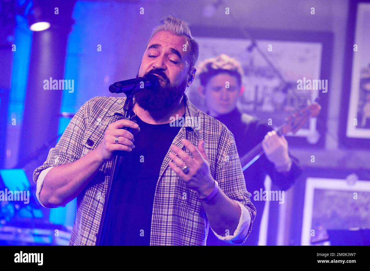 Hamburg, Germany. 06th Dec, 2022. Laith Al-Deen, singer, is on stage at the restaurant 'Bullerei' during the X-Mas Special of the initiative 'All Hands On Deck', a live donation concert of artists from different genres of the German music scene. Credit: Georg Wendt/dpa/Alamy Live News Stock Photo