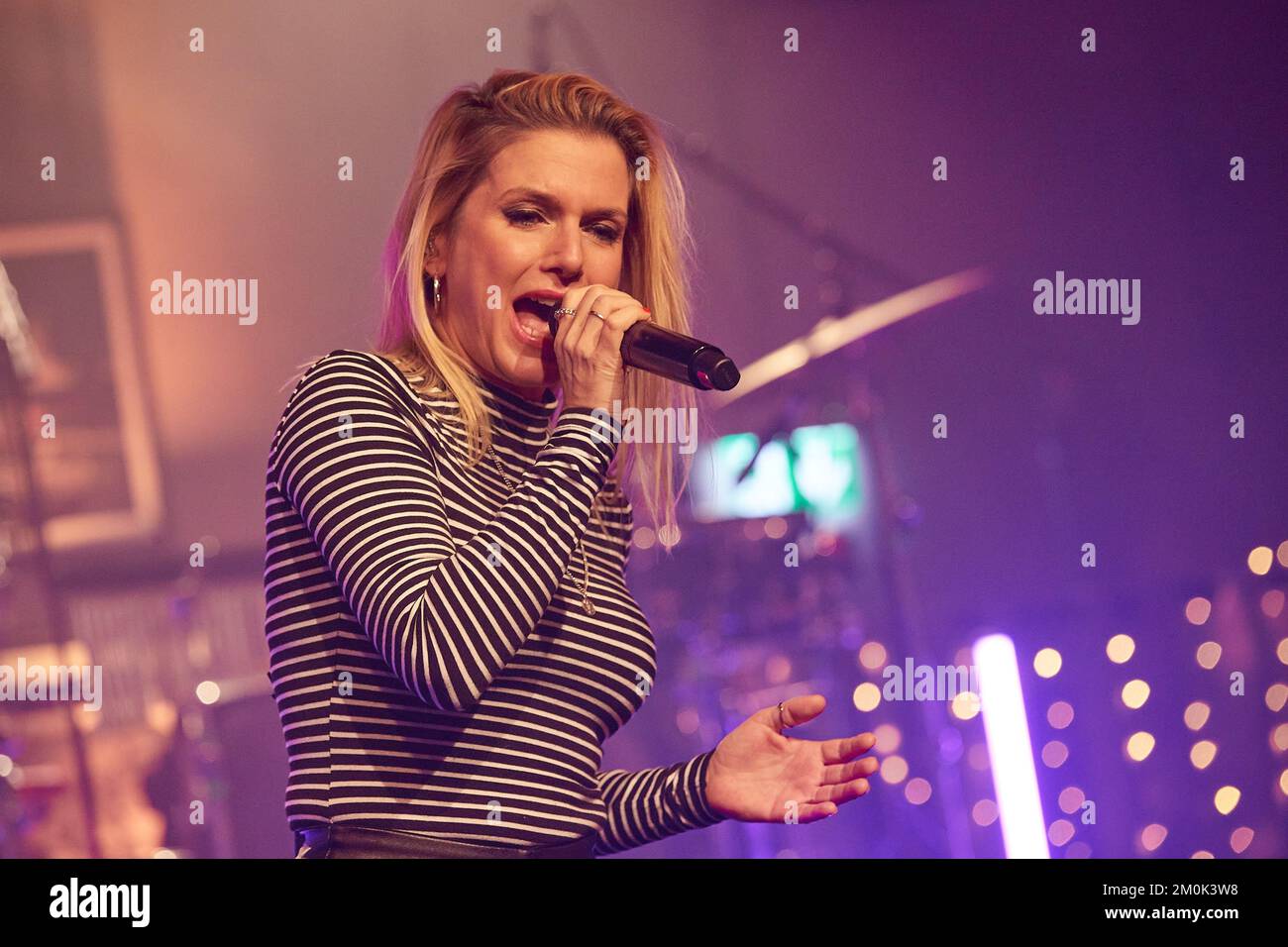Hamburg, Germany. 06th Dec, 2022. Jeanette Biedermann, singer, is on stage at the restaurant 'Bullerei' during the X-Mas Special of the initiative 'All Hands On Deck', a live donation concert of artists from different genres of the German music scene. Credit: Georg Wendt/dpa/Alamy Live News Stock Photo