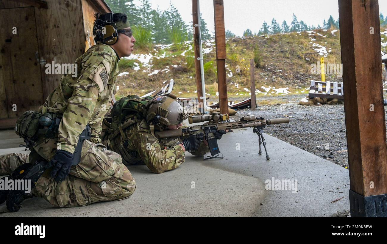 Green Berets with 1st Special Forces Group (Airborne) alongside Rangers with 2nd Battalion, 75th Ranger Regiment participate in the Menton 2022 Best Sniper Competition at Joint Base Lewis-McChord, Wash., Dec. 5, 2022. The competition is comprised of nine teams, including a team from the British Army’s 4th Battalion, Ranger Regiment. During the competition, team events incorporate precision marksmanship, moving targets, live-fire stalks, and stress shoots conducted during daylight and hours of limited visibility.  Throughout the event, participants use the M24 Sniper Weapon System, 5.56 M4 carb Stock Photo