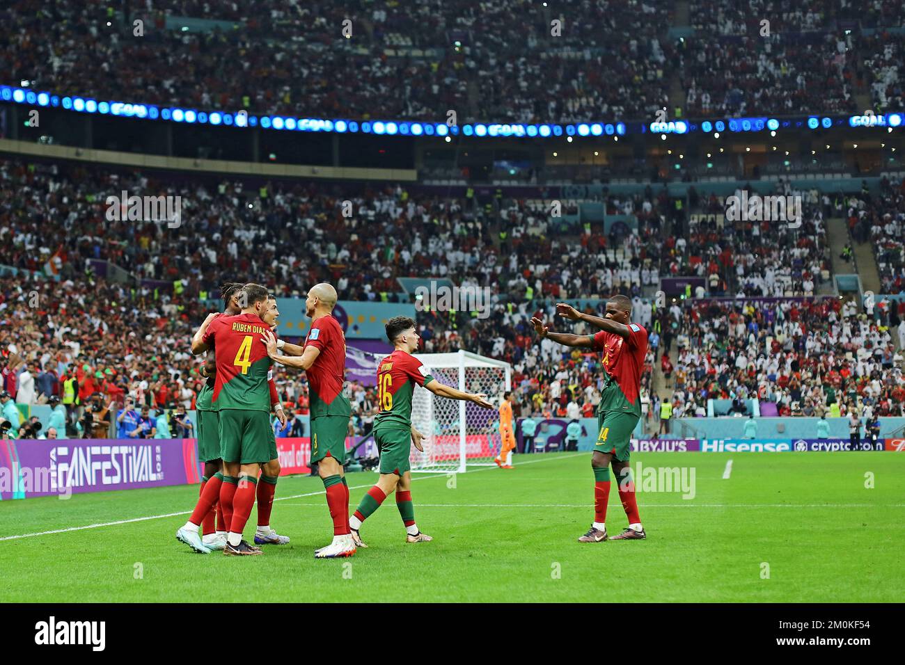 Rafael Leão de Portugal, comemora o seu gol com Raphael Guerreiro durante a  partida entre Portugal e Suíça, pelas oitavas de final da Copa do Mundo  FIFA Qatar 2022, no Estádio Lusail