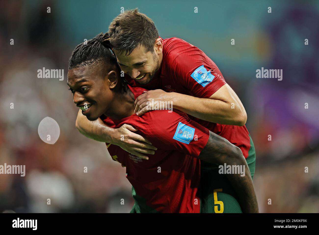 Rafael Leão de Portugal, comemora o seu gol com Raphael Guerreiro durante a  partida entre Portugal e Suíça, pelas oitavas de final da Copa do Mundo  FIFA Qatar 2022, no Estádio Lusail