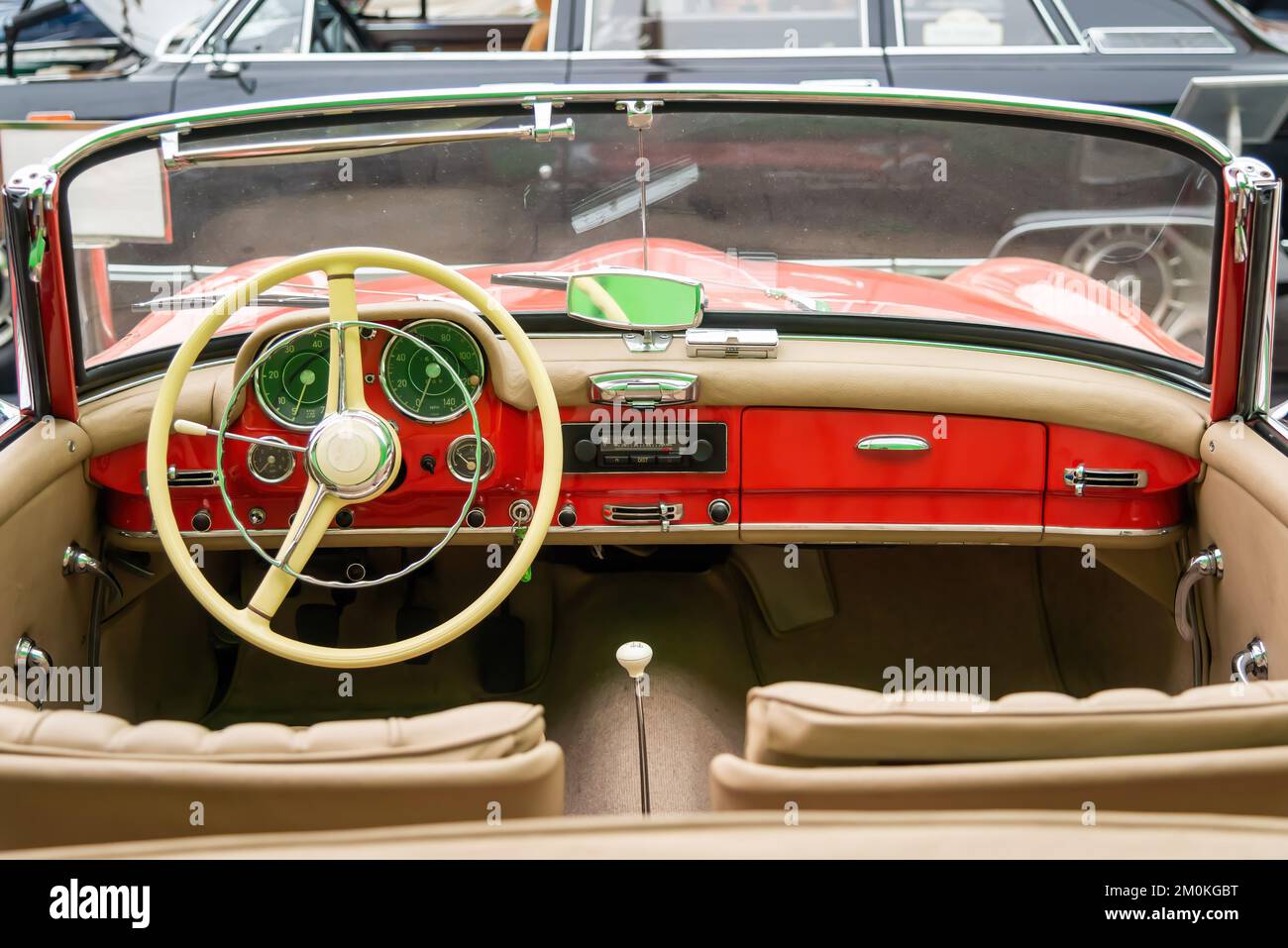 Engine of an old car Stock Photo - Alamy