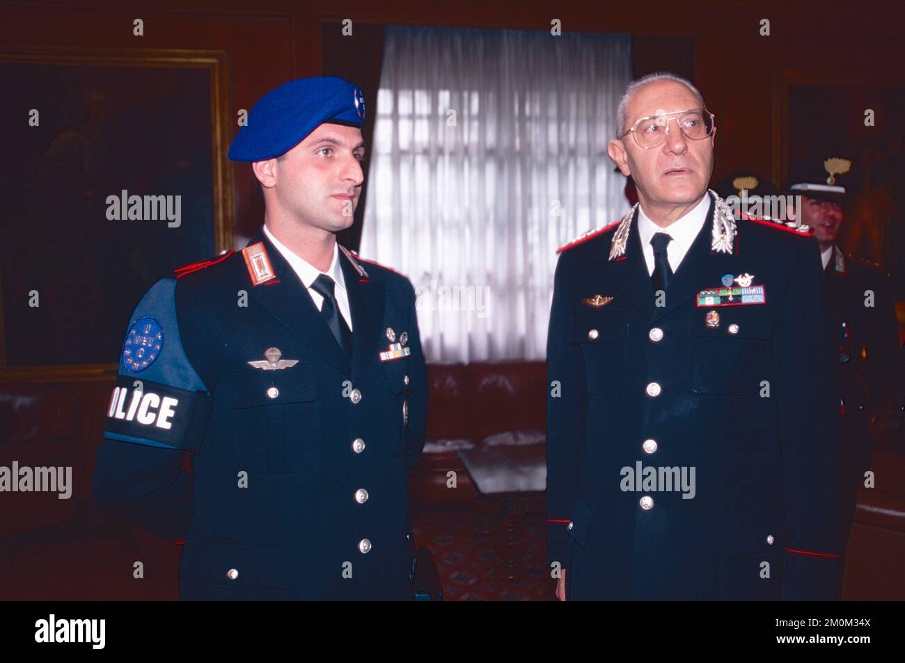 Italian Carabinieri General Luigi Federici (right) and an EU Mostar Mission soldier, Italy 1995 Stock Photo