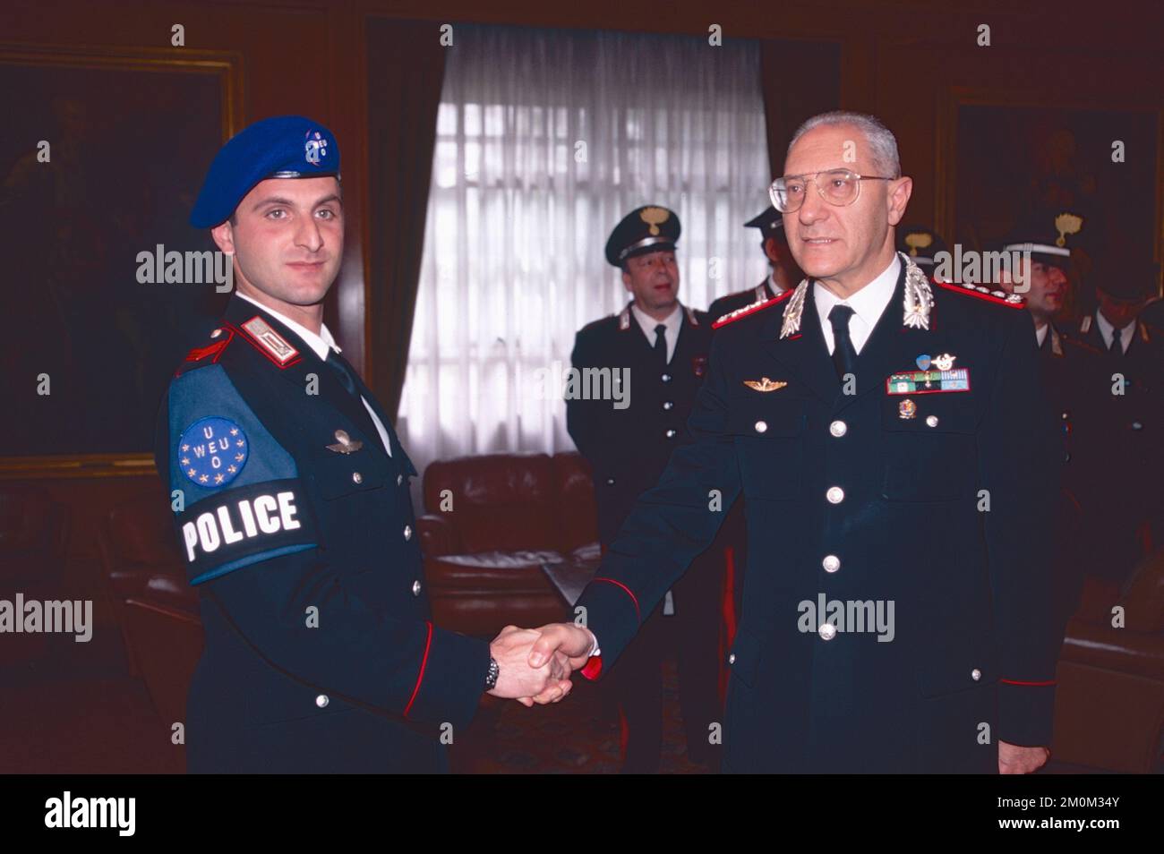 Italian Carabinieri General Luigi Federici (right) and an EU Mostar Mission soldier, Italy 1995 Stock Photo