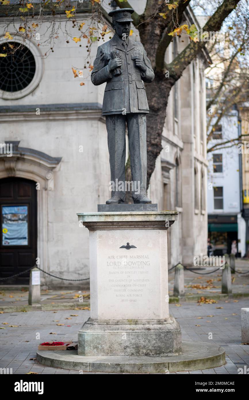 Statue of Air Chief Marshal Hugh Dowding outside St Clement Danes church in London. Fighter Command chief in WW2 Stock Photo