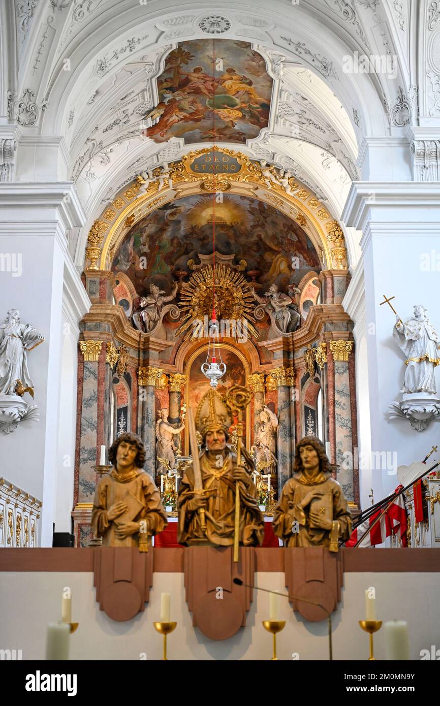 Holzfiguren Heiliger Kilian (Mitte) mit den Gefährten Totnan und Kolonat, Neumünster, Würzburg, Bayern, Deutschland Stock Photo