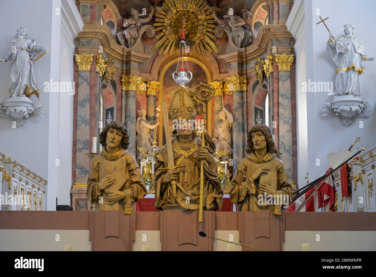 Holzfiguren Heiliger Kilian (Mitte) mit den Gefährten Totnan und Kolonat, Neumünster, Würzburg, Bayern, Deutschland Stock Photo