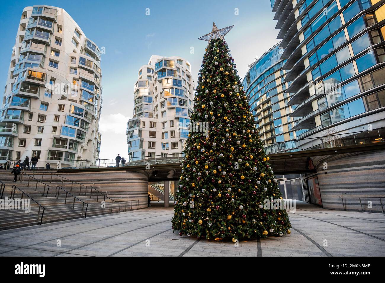 London, UK. 6th Dec, 2022. The Christmas tree between the flats and the
