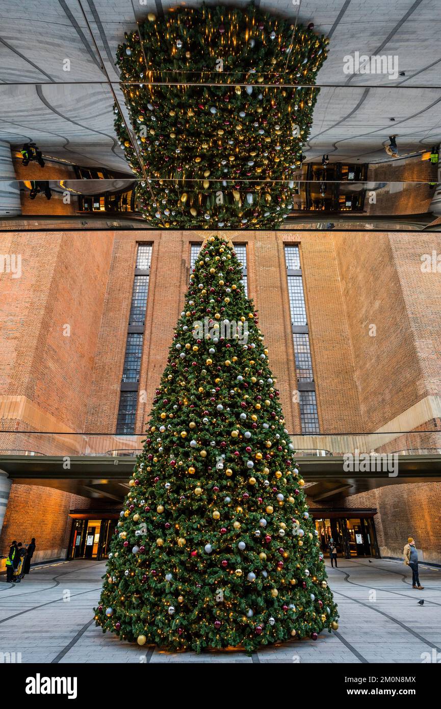 London, UK. 6th Dec, 2022. The Christmas tree between the flats and the