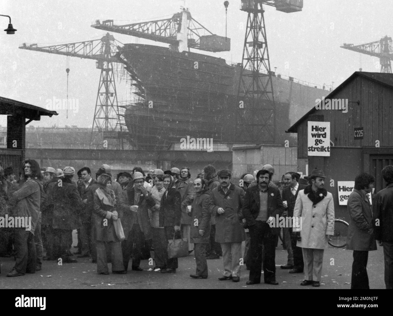 Shipbuilding employee Black and White Stock Photos & Images - Alamy
