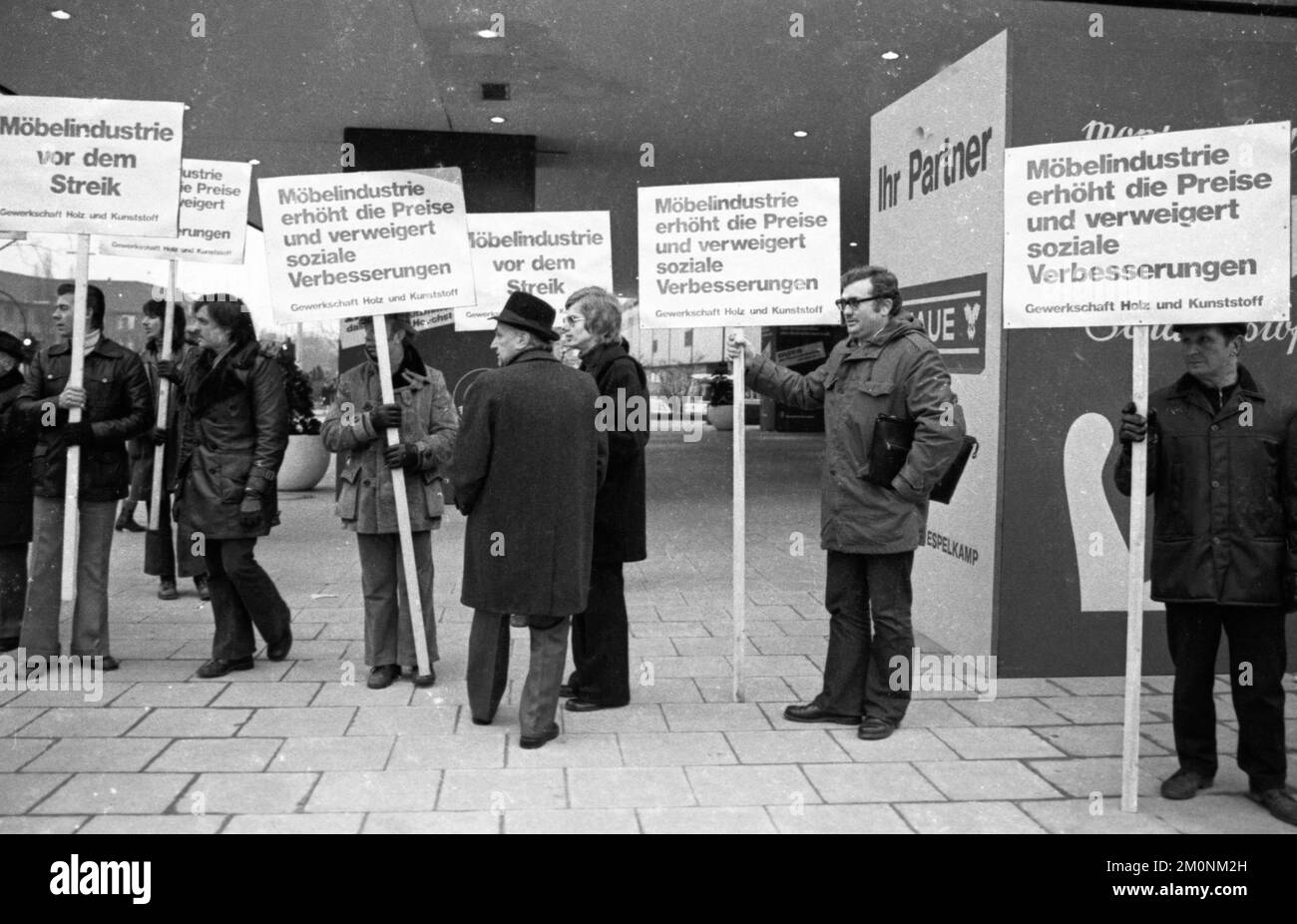 In the collective bargaining dispute of the wood and plastics union, members of IG Holz und Kunststoff protested with their chairman Kurt Georgi in fr Stock Photo