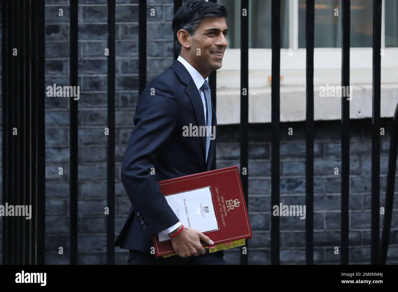 LONDON, UK 7TH DECEMBER 2022. Prime Minister Rishi Sunak leaves Number 10 Downing Street For PMQs at The House of Commons. Stock Photo