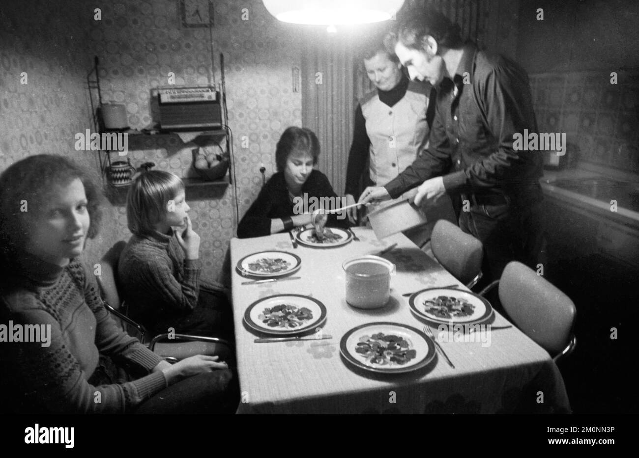 Family of a steelworker during short-time work in the Dortmund Westfalenhuette on 25.1.1977, Germany, Europe Stock Photo