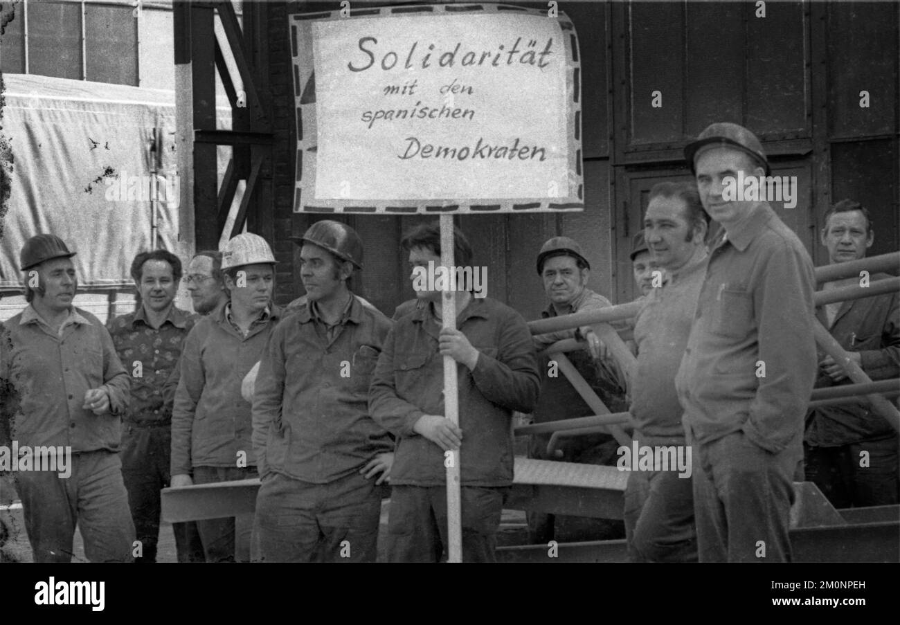 The Franco dictatorship's persecution of Spanish democrats prompted workers and youth in Gelsenkirchen to protest and stage a 2-minute strike against Stock Photo
