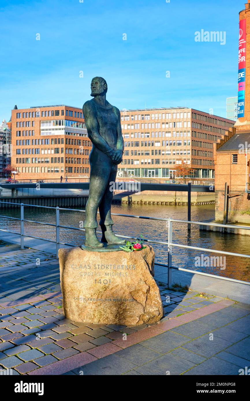 Störtebeker Monument, bronze statue of the pirate Klaus Störtebeker by Hansjörg Wagner, Hafencity, Hamburg, Land Hamburg, Germany, Europe Stock Photo