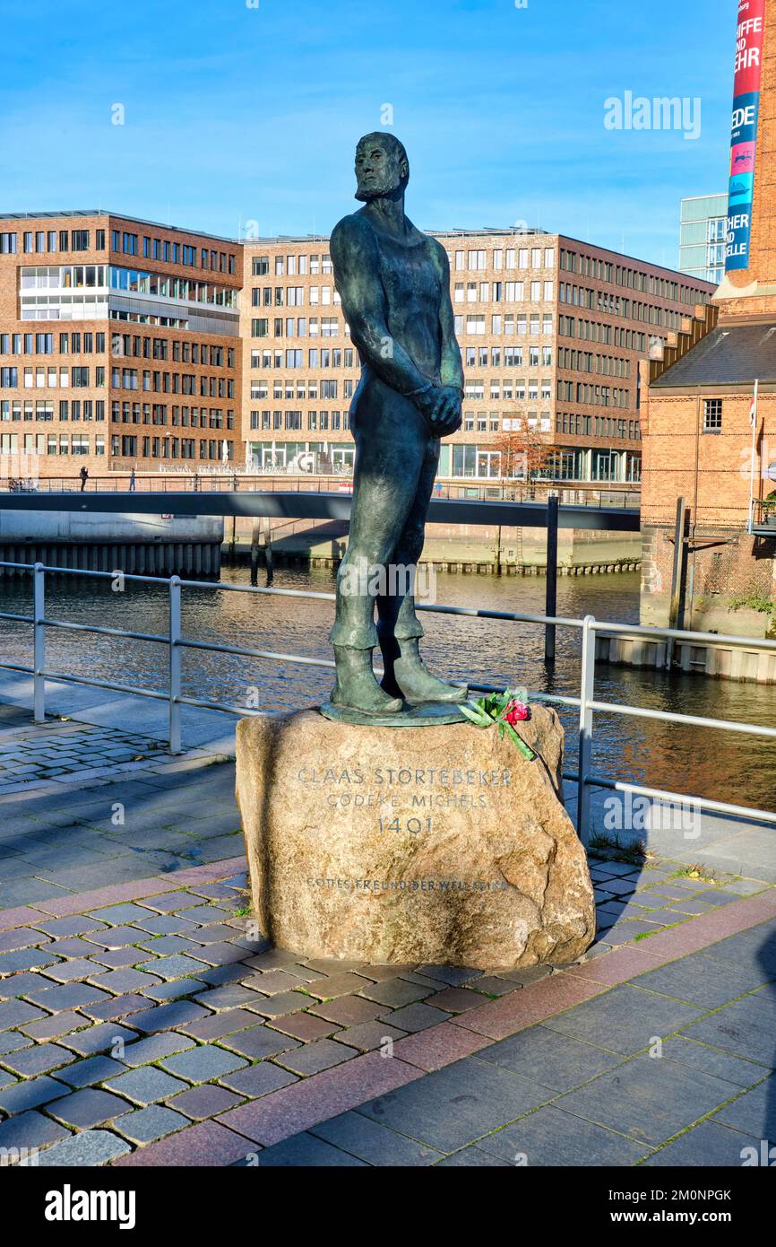 Störtebeker Monument, bronze statue of the pirate Klaus Störtebeker by Hansjörg Wagner, Hafencity, Hamburg, Land Hamburg, Germany, Europe Stock Photo