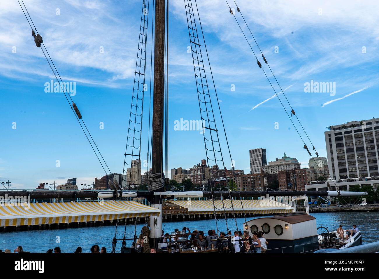 Pilot, Docked in Brooklyn Heights, Pilot is an outdoor, seasonal oyster