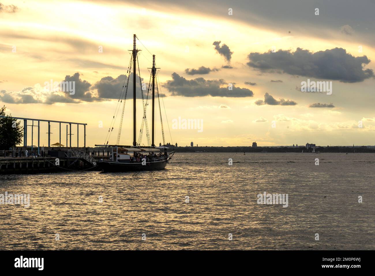Pilot, Docked in Brooklyn Heights, Pilot is an outdoor, seasonal oyster