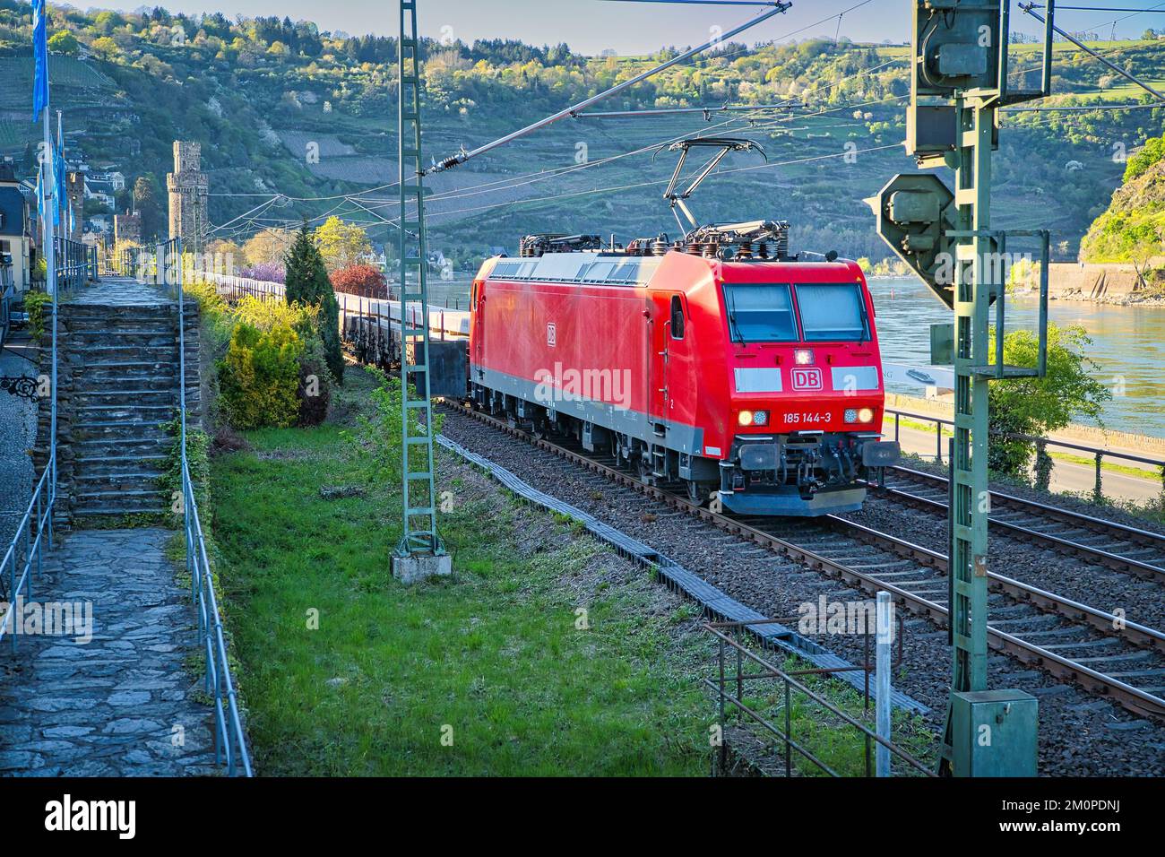 A DB Cargo class 185 electric locomotive pulls a freight train through Oberwesel Stock Photo