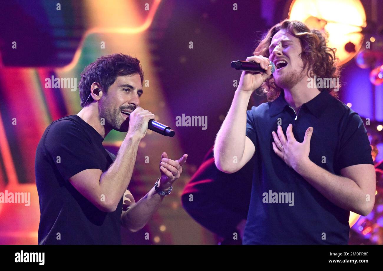 Leipzig, Germany. 07th Dec, 2022. German singer Max Giesinger (l) and German singer-songwriter Michael Schulte perform on stage during the José Carreras Gala in Leipzig. The show will be broadcast live on MDR. International and national stars perform for the fight against leukemia and other blood and bone marrow diseases. Credit: Hendrik Schmidt/dpa/Alamy Live News Stock Photo