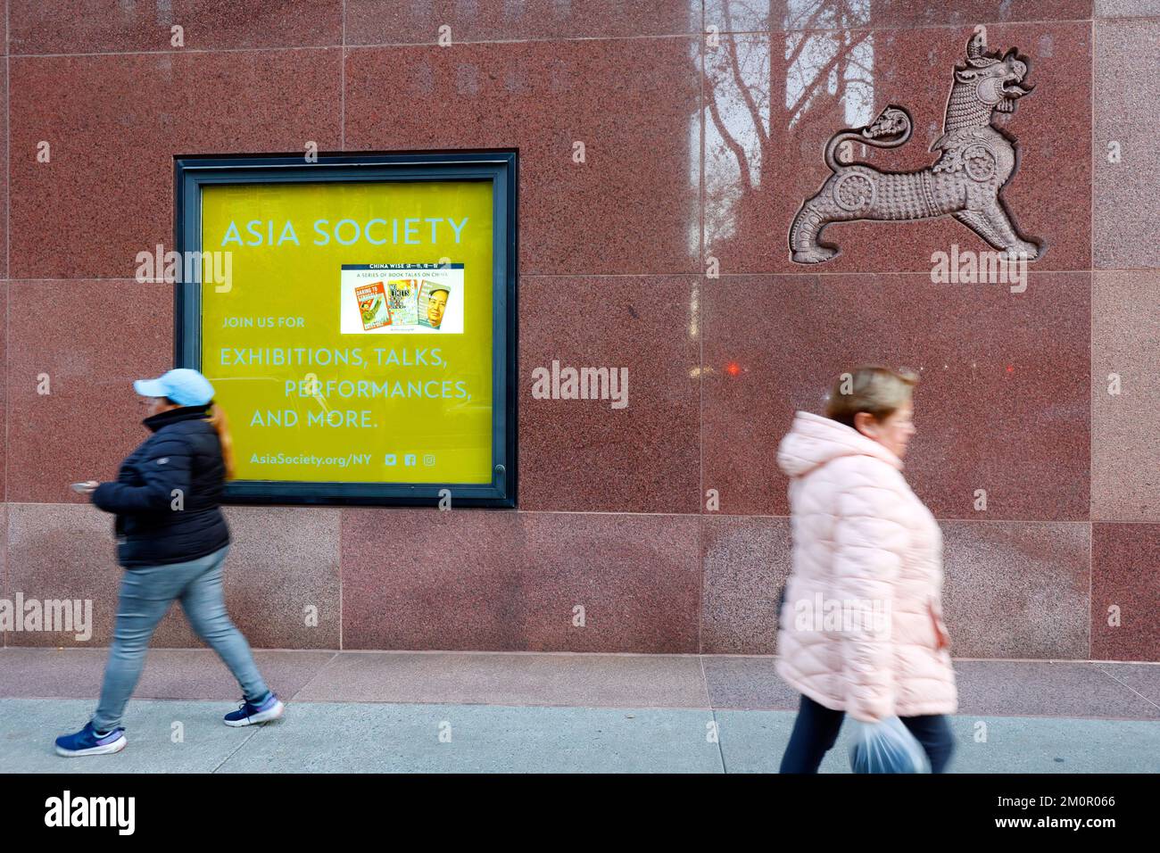 People walking past Asia Society and Museum, 725 Park Ave, New York, a John D Rockefeller think tank in Manhattan's Upper East Side. Stock Photo