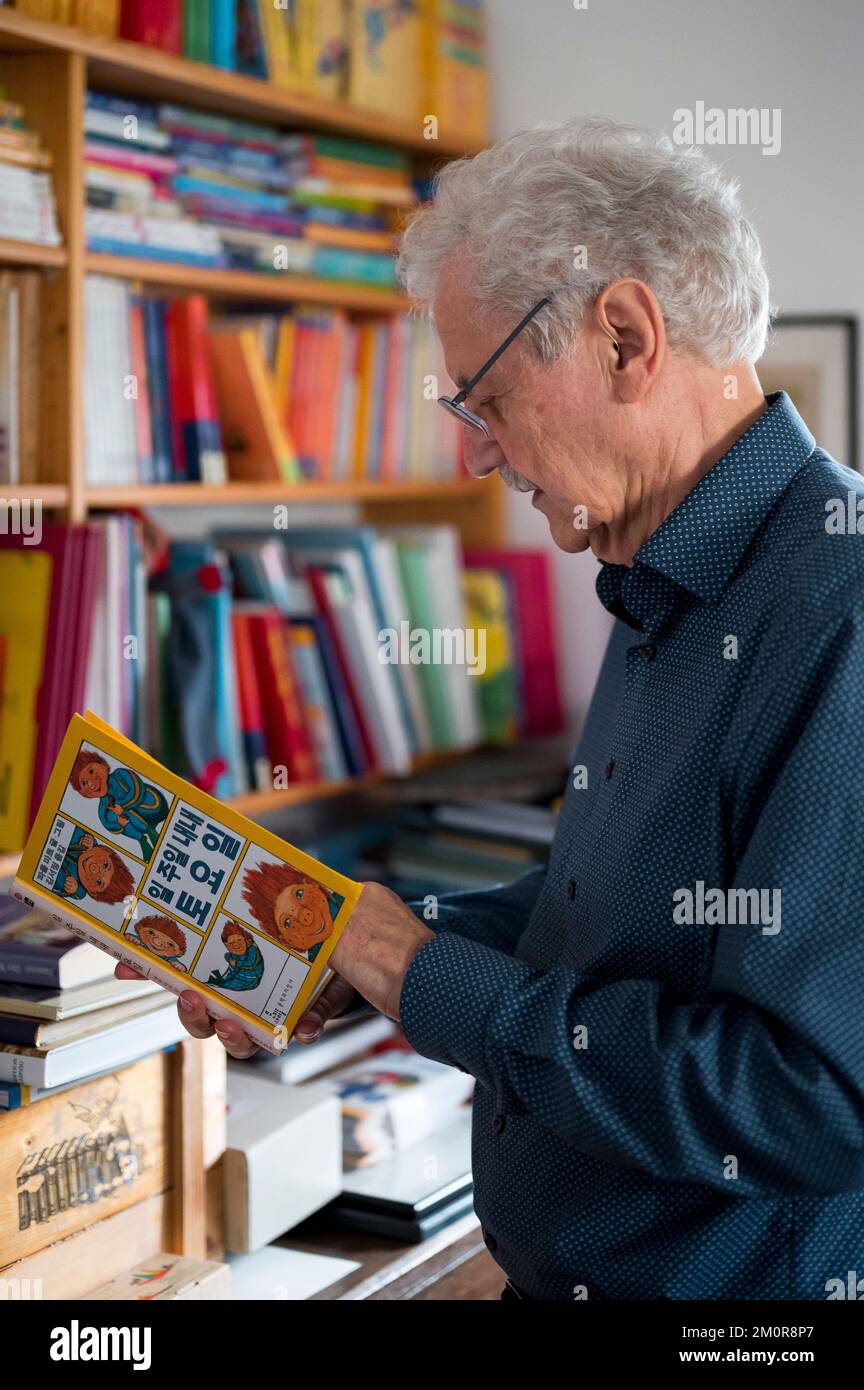 Bamberg, Germany. 08th Nov, 2022. Paul Maar watches a Korean edition of Sams. The 'Sams' inventor, children's book author and illustrator celebrates his 85th birthday on Dec. 13, 2022. (to dpa: 'Paul Maar turns 85 - his 'Sams' has delighted children for generations') Credit: Daniel Vogl/dpa/Alamy Live News Stock Photo