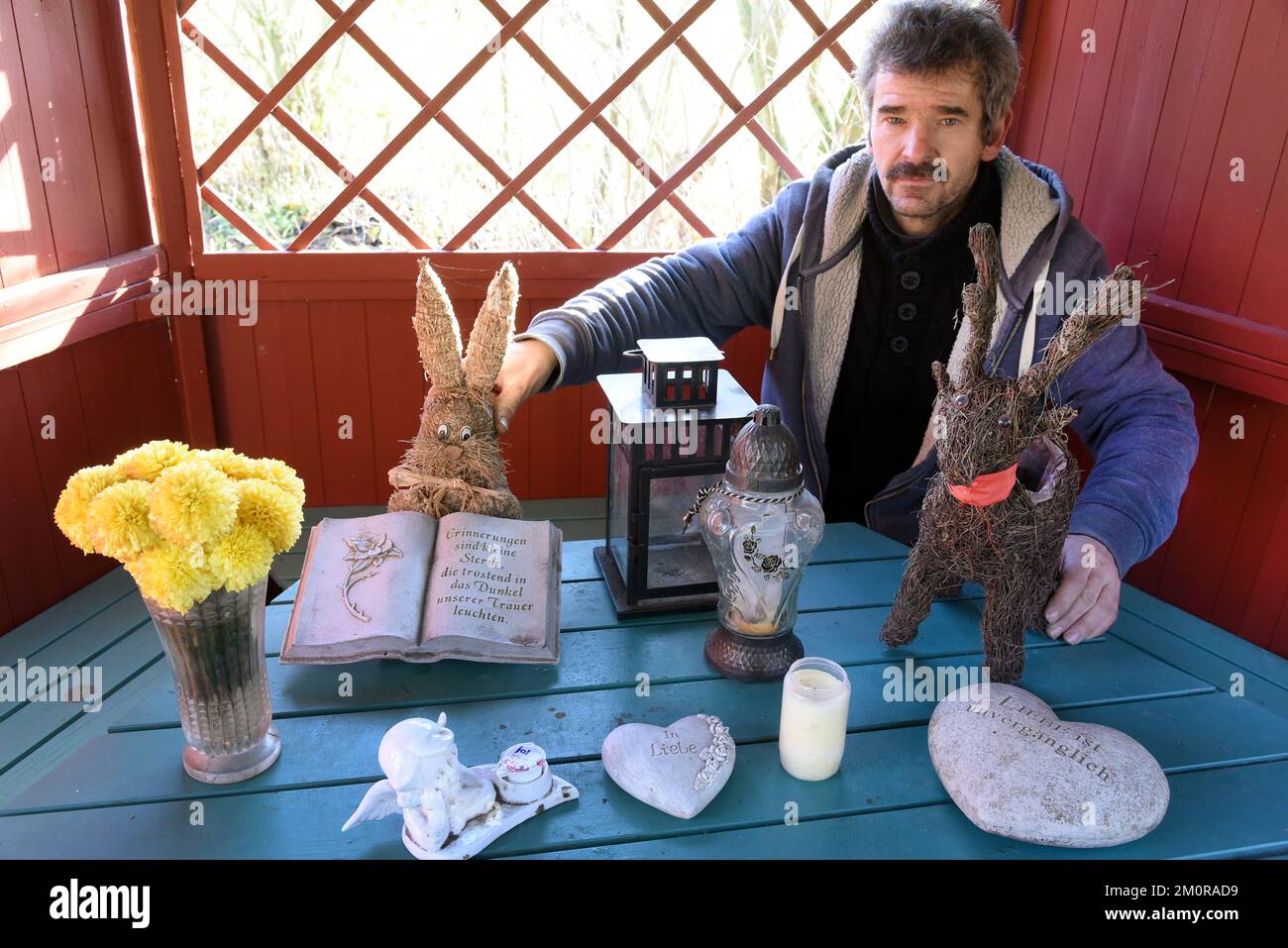 PRODUCTION - 27 November 2022, Saxony, Leipzig: Animal cemetery manager ...