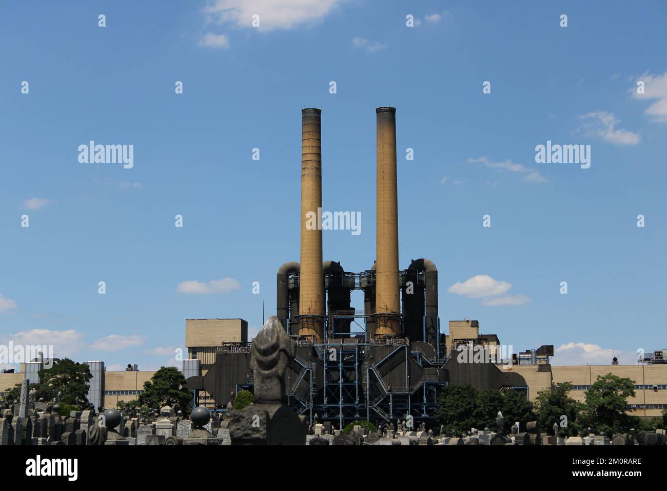 Photograph of Betts Avenue Incinerator in Maspeth Queens with Mt. Zion Cemetery also in view. Stock Photo