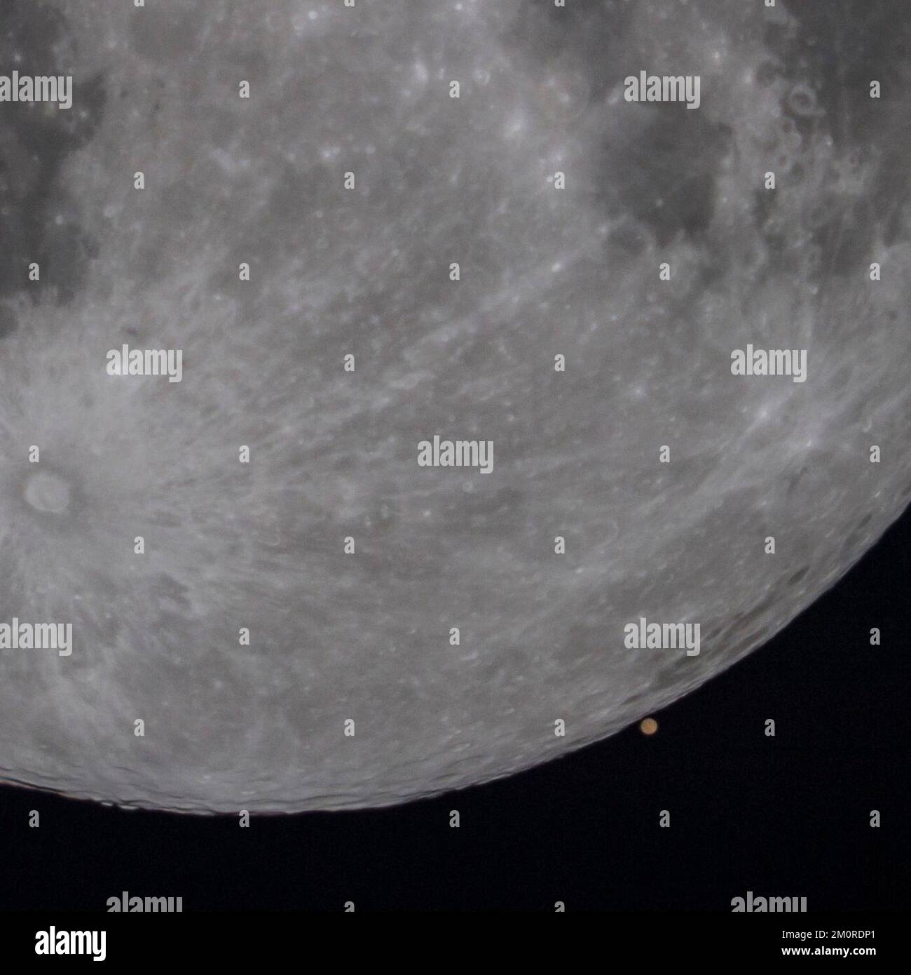 Chicago, Illinois, USA. 07th Dec, 2022. A zoomed in view of the red