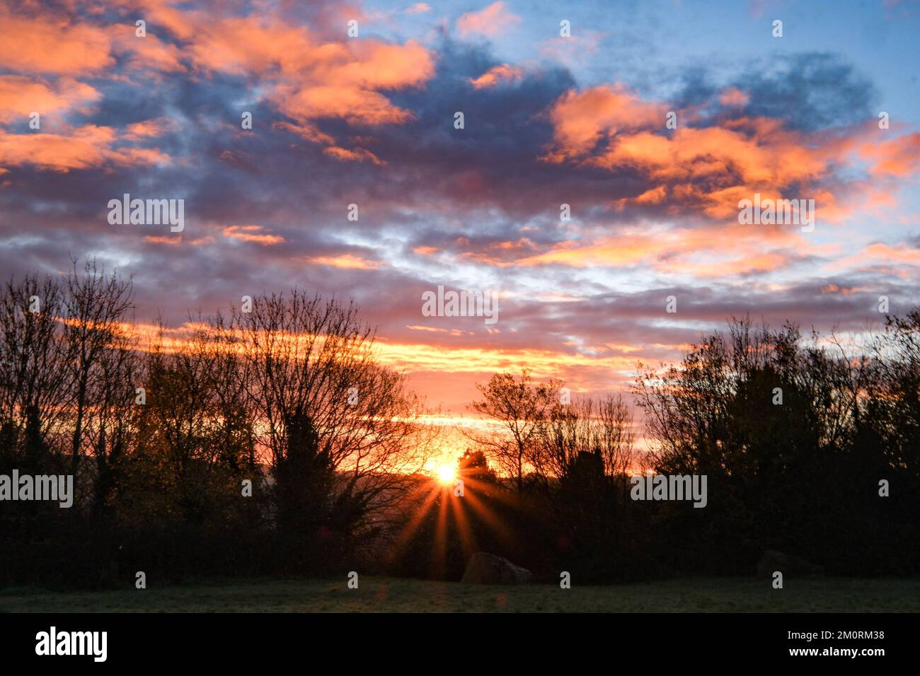 Wadebridge, Cornwall, UK. 8th December 2022. UK Weather. Sunrise in Wadebridge,   after a very cold night in North Cornwall. Credit Simon Maycock / Alamy Live News. Stock Photo