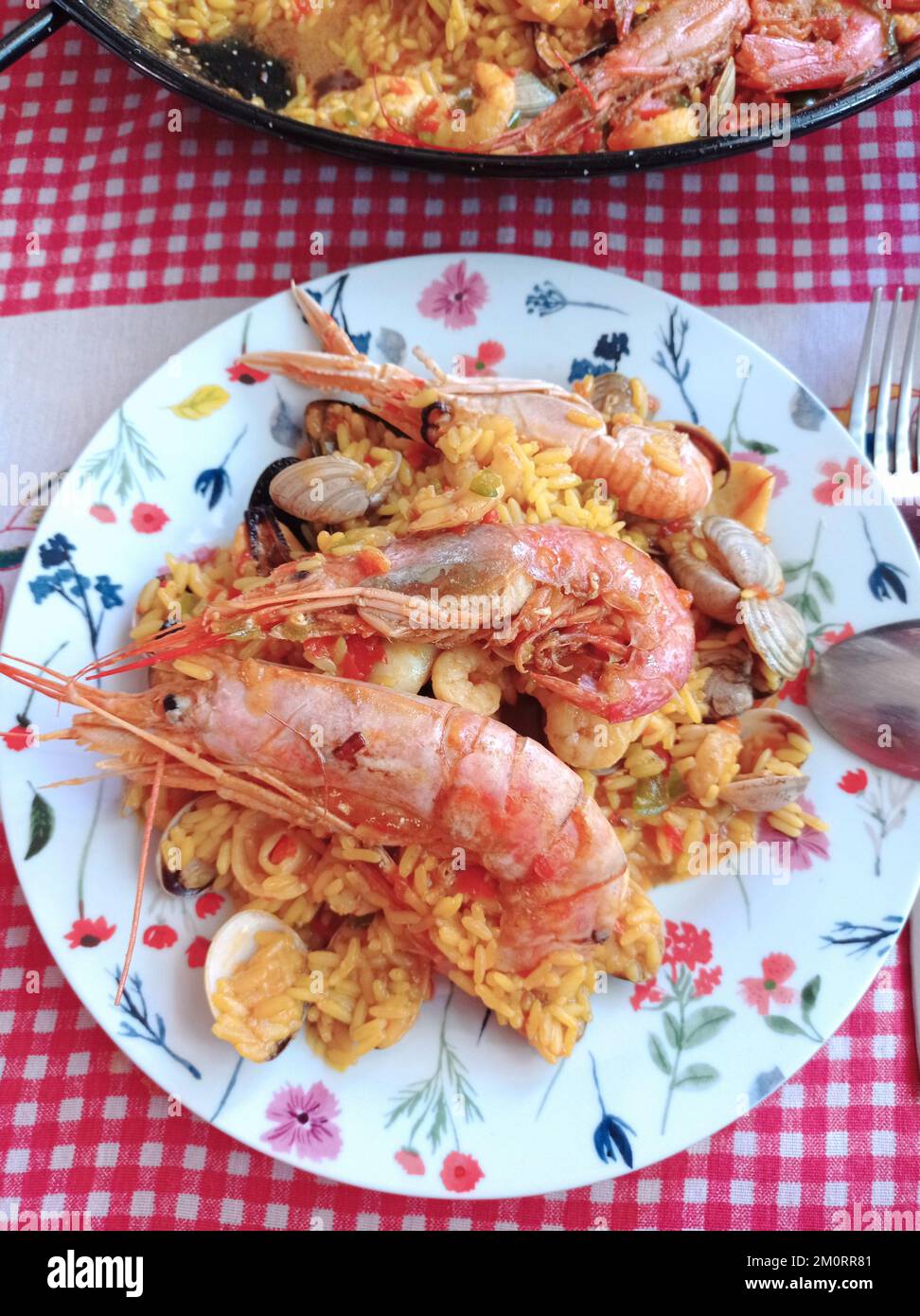 Overhead view of a plate of traditional Spanish paella Stock Photo Alamy