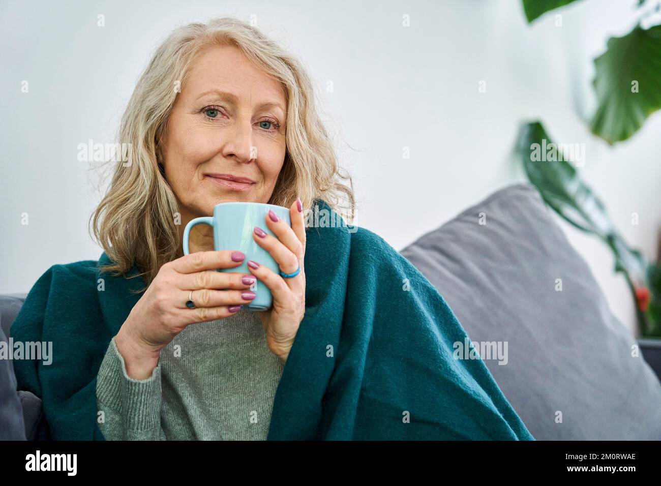 Senior women having tea hi-res stock photography and images - Alamy