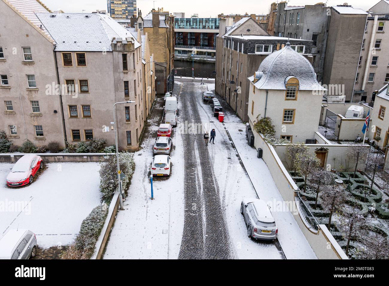 Edinburgh, Scotland, UK, 8th December 2022. UK Weather snowing in the capital city. Pictured