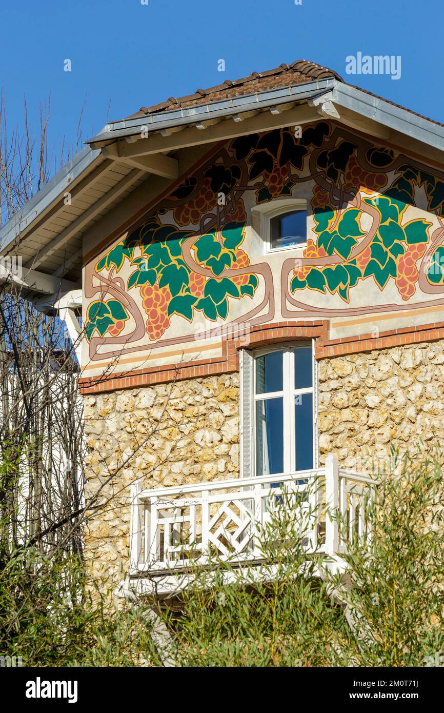 Wisteria house balcony hi-res stock photography and images - Alamy