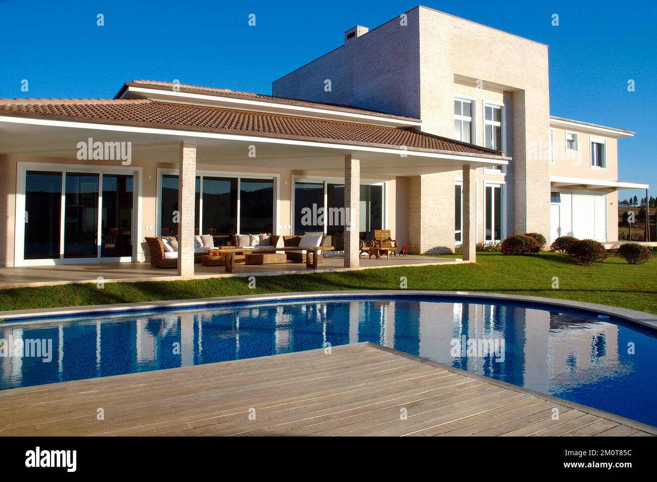 View of Luxury home exterior architecture Stock Photo - Alamy