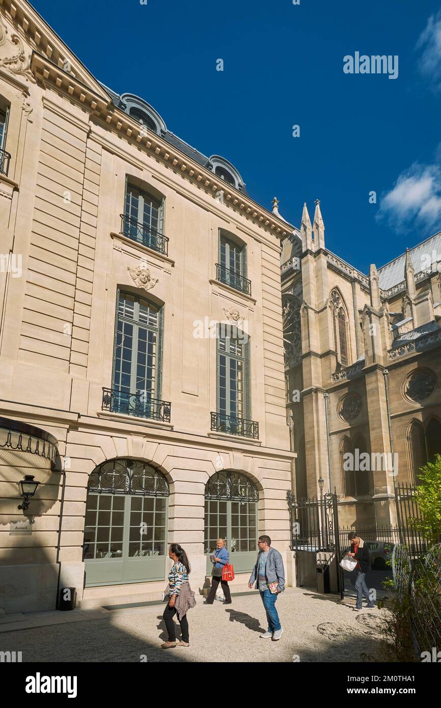 France, Paris (75), l'H?tel de Vog??-Luart, si?ge de la Fondation Robert de Sorbon et l'?glise Sainte-Clothilde ? l'arri?re-plan/France, Paris, Hotel de Vogue Luart, headquarters of the Robert de Sorbon Foundation and the Sainte Clothilde Church in the background Stock Photo