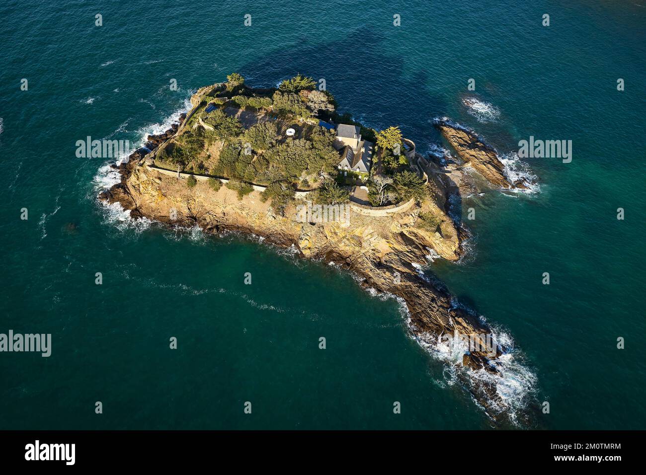 France, Ille-et-Vilaine (35), C?te d'Emeraude, surroundings of Cancale, Saint-Coulomb, Anse du Guesclin and Fort du Guesclin built on an islet, Guesclin island where L?o Ferr? resided (aerial view) Stock Photo