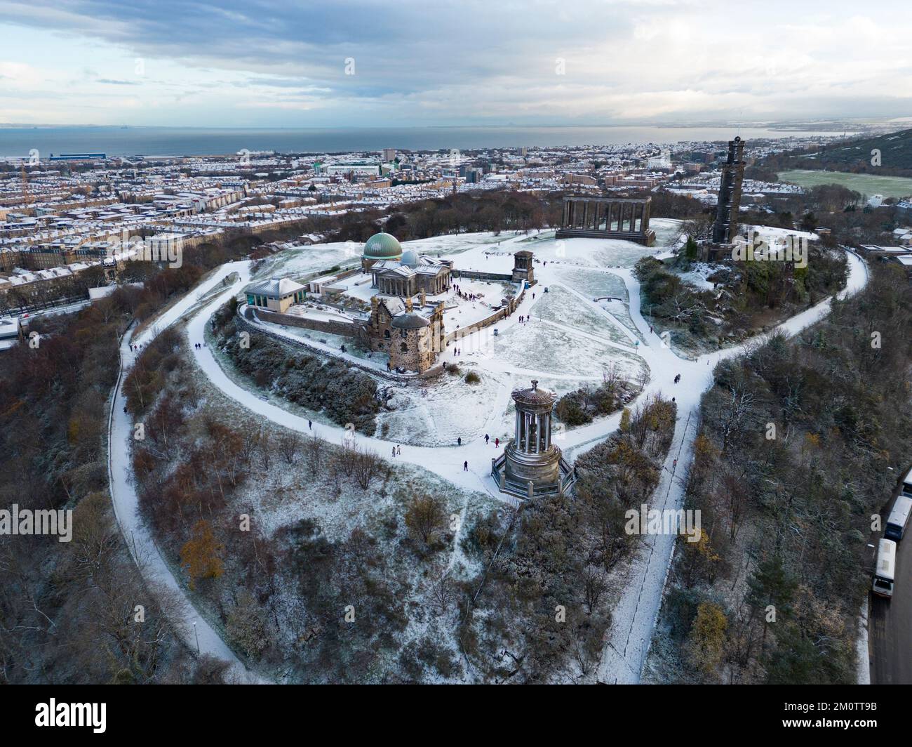 Edinburgh, Scotland, UK. 8th December 2022. Snow in Edinburgh as the Arctic weather conditions from the north continue to affect large parts of Scotland. Pic; A view of snow covered Calton Hill. Iain Masterton/Alamy Live News Stock Photo