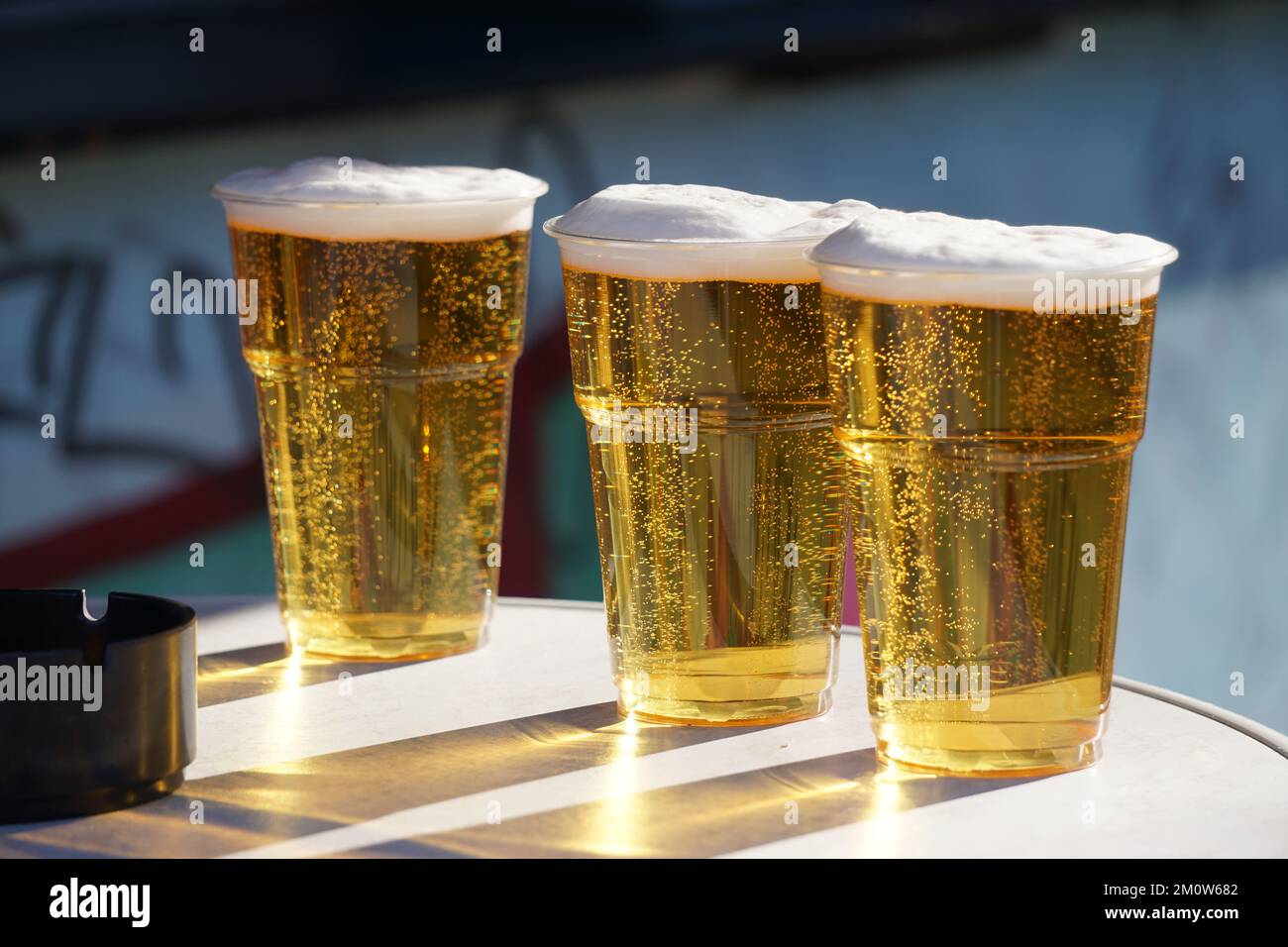 3 Bier auf einem Tisch. Fußball und Bier. Das gehört zusammen! Stock Photo