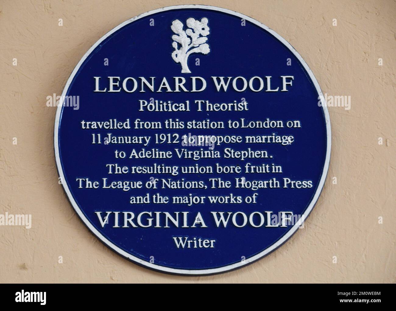 Blue plaque on the wall of Frome railway station concerning the departure of  Leonard Woolf to London to propose marriage to Adeline Virginia Stephen Stock Photo
