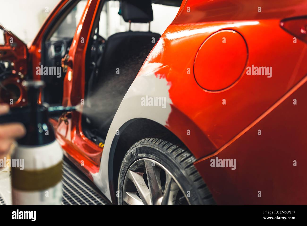 Spray painting car hires stock photography and images Alamy