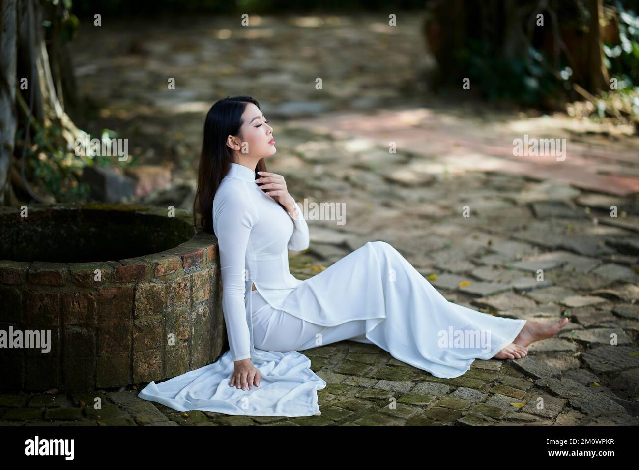 Woman in white dress hi-res stock photography and images - Page 67 - Alamy