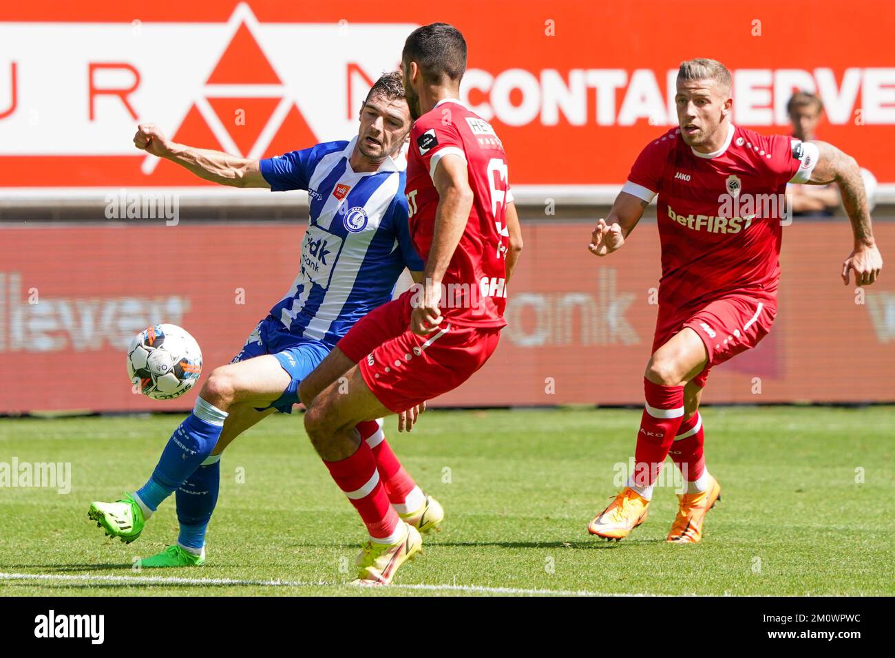 GENT, BELGIUM - AUGUST 28: Hugo Cuypers of KAA Gent battles for the ball with Dinis Almeida of Royal Antwerp FC during the Jupiler Pro League match between KAA Gent and Royal Antwerp FC at Ghelamco Arena on August 28, 2022 in Gent, Belgium (Photo by Joris Verwijst/Orange Pictures) Stock Photo