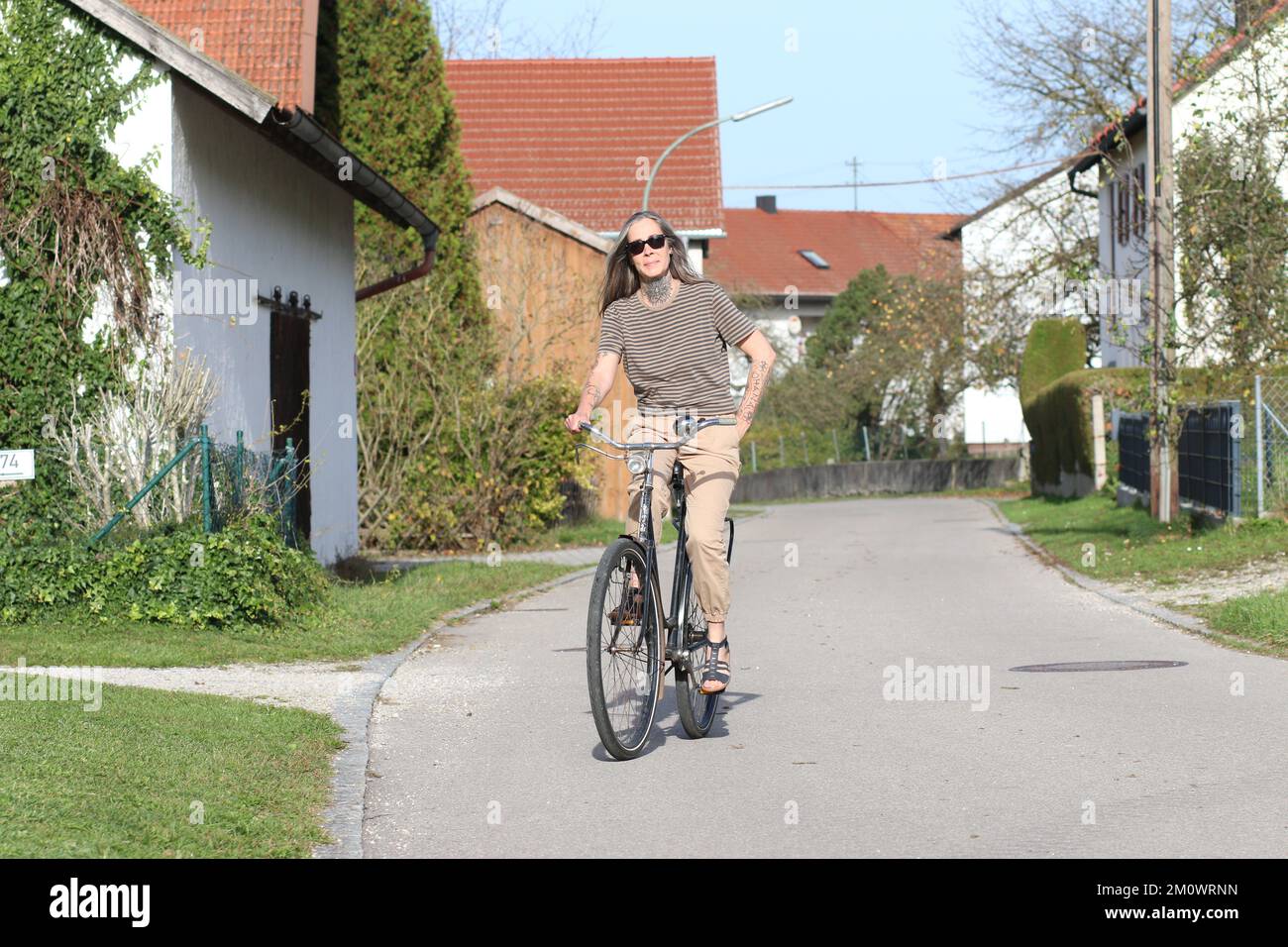 Best Ager Female Model 50 plus with Bicycle to stay in shape. Ageing Better Frau im besten Alter fährt Fahrrad um in Form zu bleiben. 50 Plus, Sport, Stock Photo