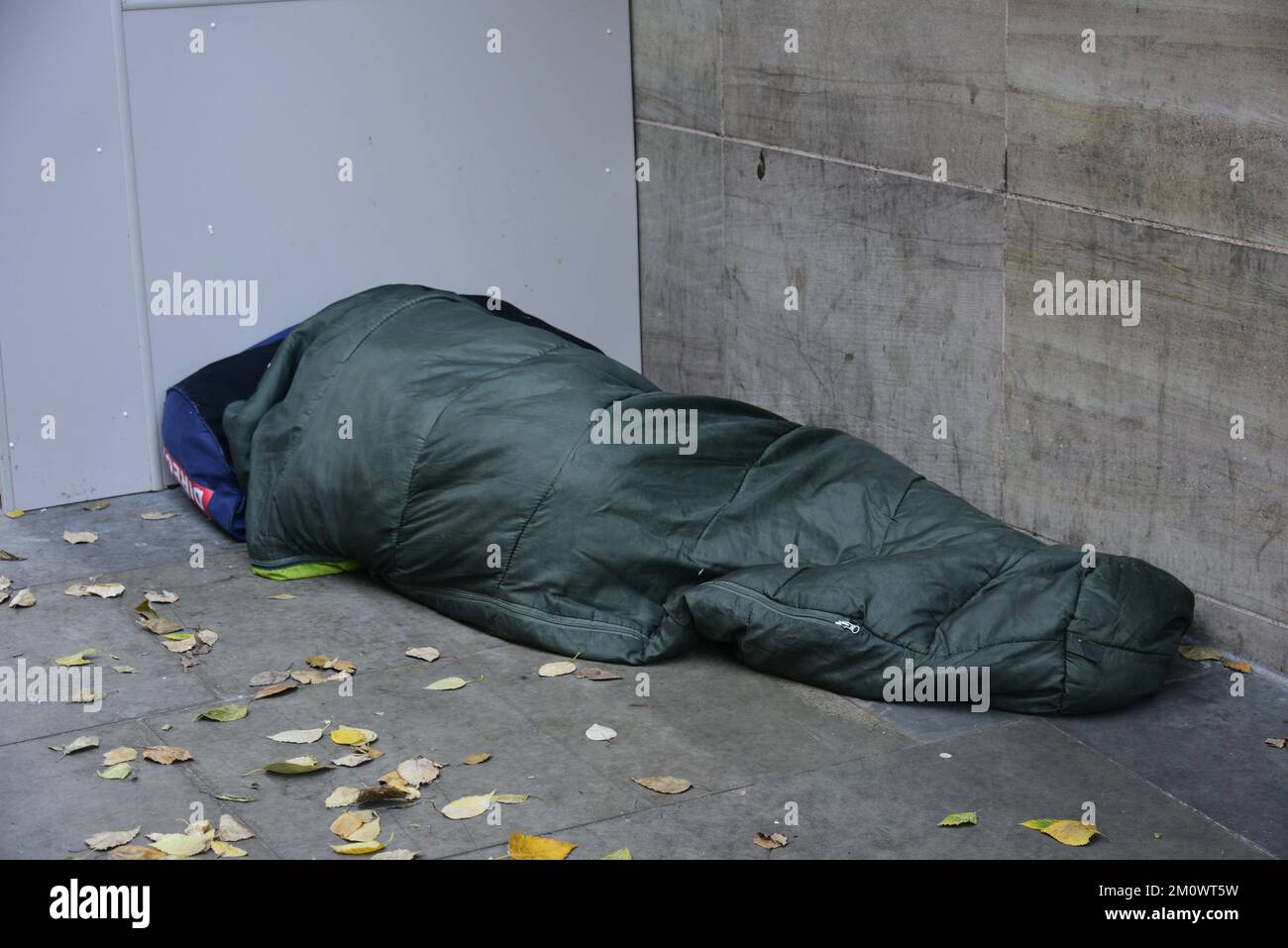 Manchester UK 8th December 2022 People Sleep On The Street In manchester-uk-8th-december-2022-people-sleep-on-the-street-in