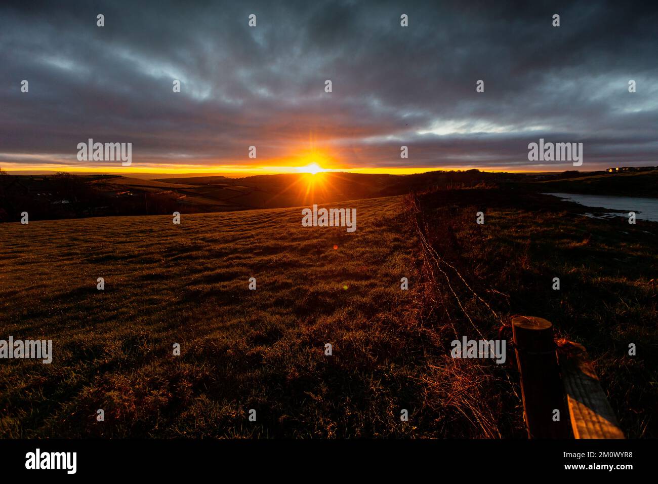west-yorkshire-uk-8th-dec-2022-uk-weather-the-sun-drops-over-the