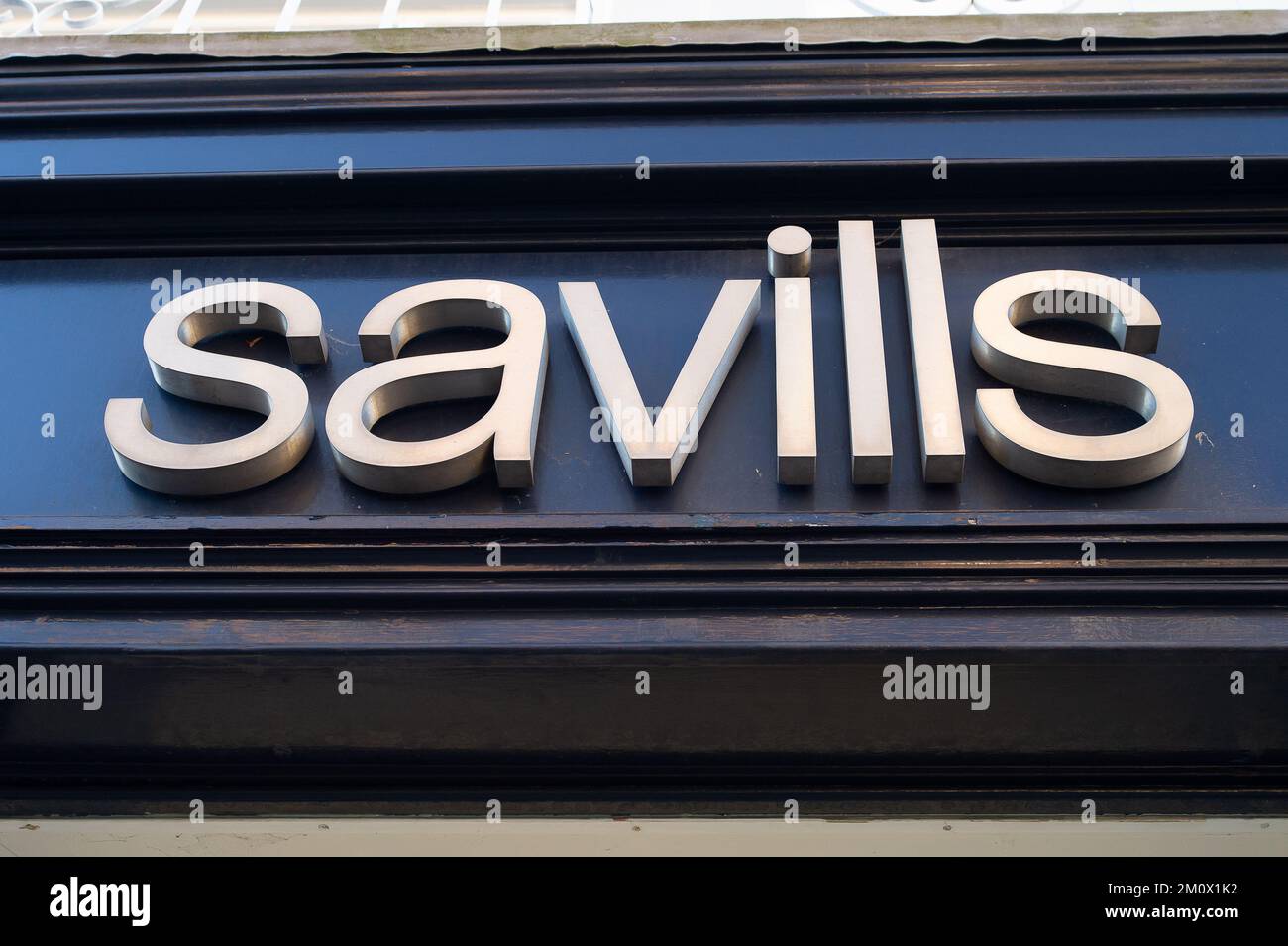 Windsor, Berkshire, UK. 8th December, 2022. A Savills Estate Agents branch in Windsor. As the cost of living crisis continues, house prices fell in November by 2.3% at the fastest rate in 14 years according the Halifax. Credit: Maureen McLean/Alamy Live News Stock Photo