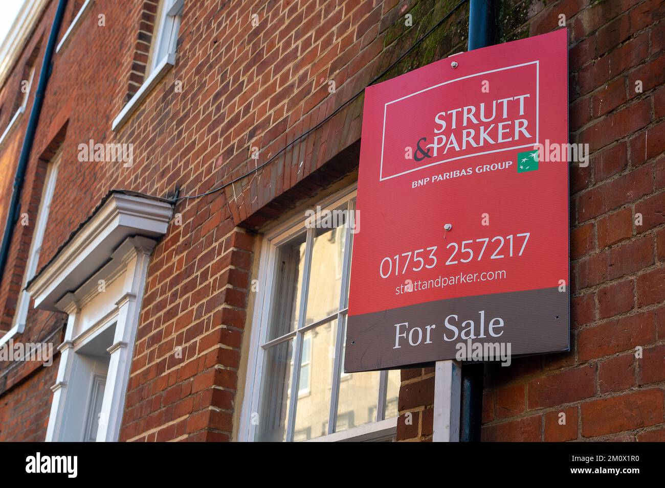 Windsor, Berkshire, UK. 8th December, 2022. A For Sale sign outside a property in Windsor. As the cost of living crisis continues, house prices fell in November by 2.3% at the fastest rate in 14 years according the Halifax. Credit: Maureen McLean/Alamy Live News Stock Photo